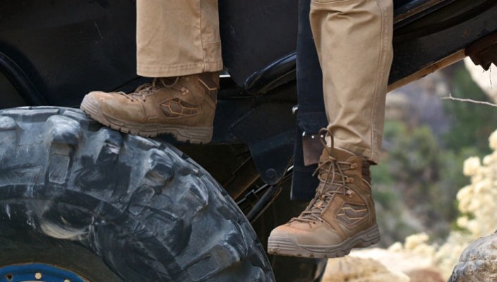 Menggunakan Sepatu Safety